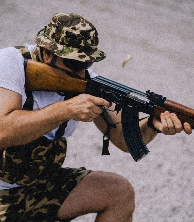 Название Chicom (сокращение от слов China и Communist) указывает на то, что chest rig появился в Китайской Народной Республике